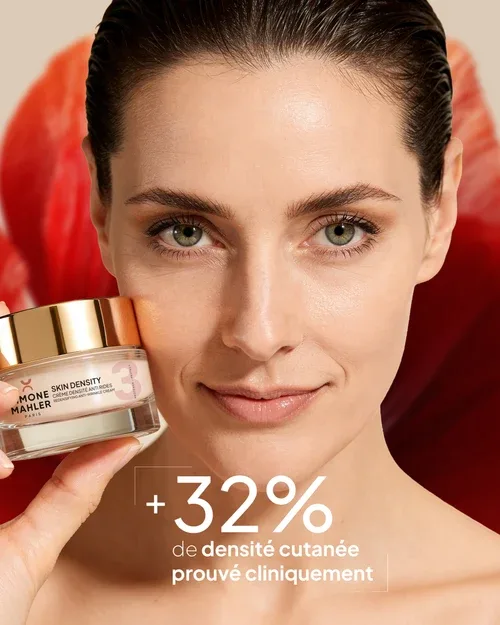 Femme tenant le pot de Skin Density Crème Simone Mahler contre son visage