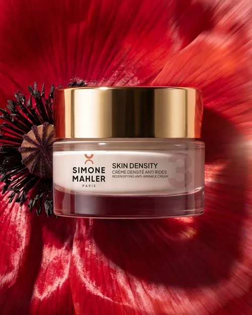 Skin Density Crème Simone Mahler, crème densité anti-rides, pot en verre de 50 ml sur une fleur de pavot rouge