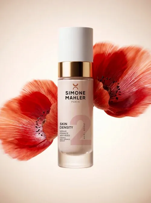 Skin Density Sérum Simone Mahler, sérum fermeté anti-rides, flacon de 30 ml entouré de fleurs de pavot